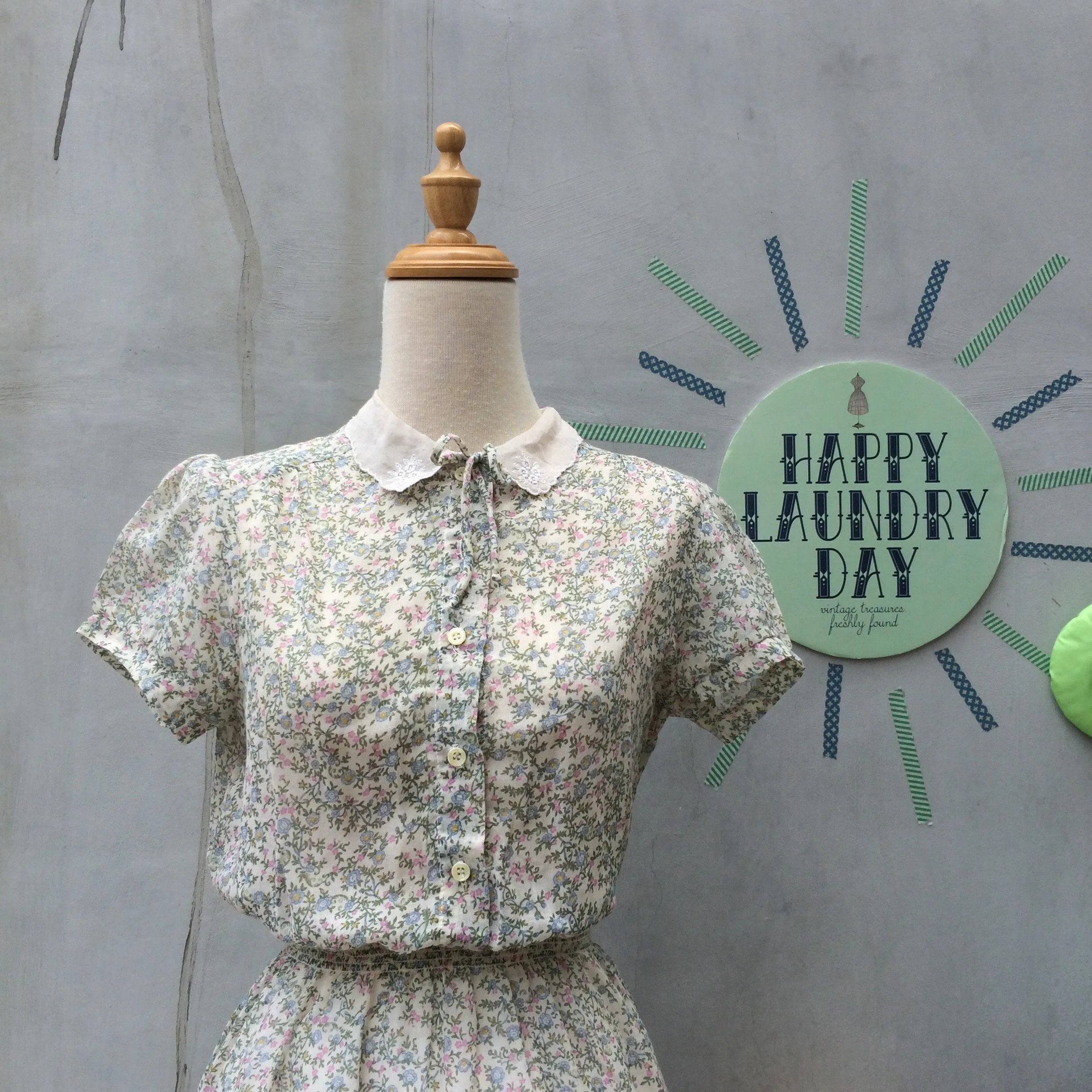 Leah Lynn | Vintage 1980s does 1940s English floral print Lace collar Delicate Dress