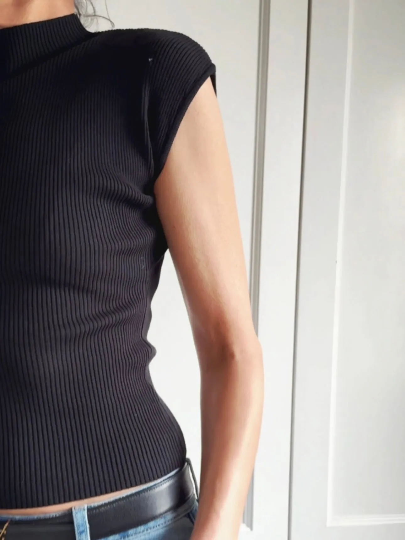 SHORT SLEEVE HIGH NECK RIB TOP - BLACK